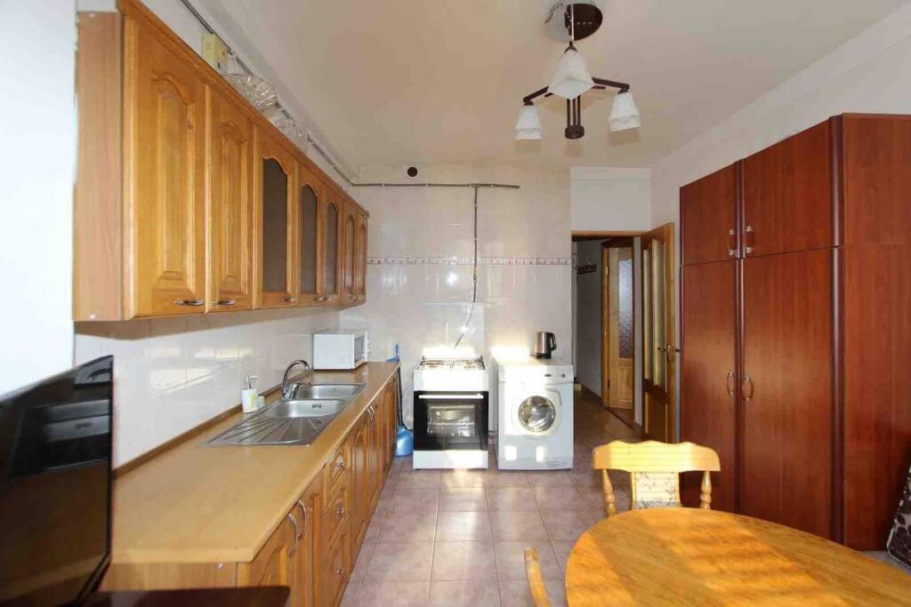 Cozy Apartment In The Center Of Yerevan Exterior foto